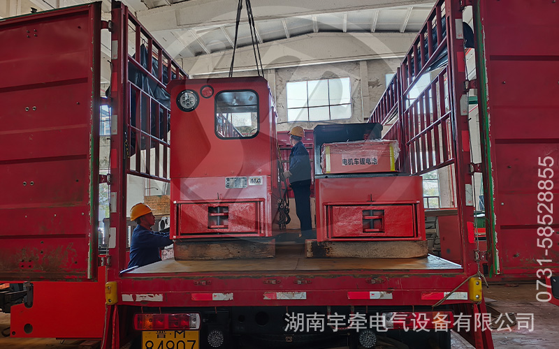 5噸鋰電池電機(jī)車運(yùn)抵礦山 3.jpg
