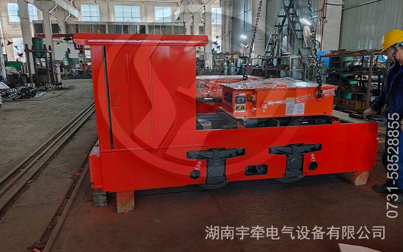 5噸鋰電池電機(jī)車運(yùn)抵礦山 2.jpg