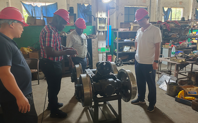 海外客戶來廠采購礦用電機車 3.jpg